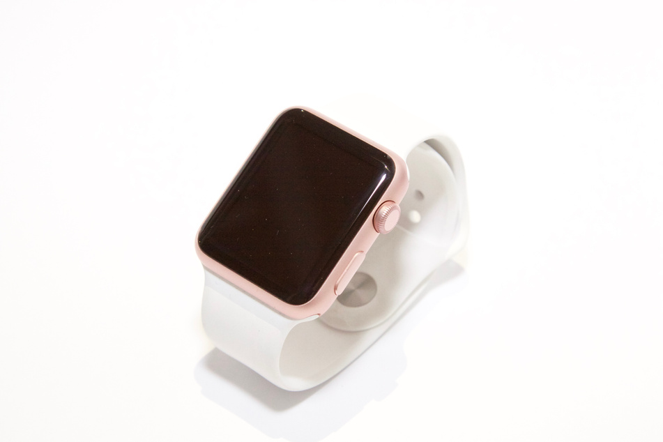 Rose Gold Aluminum Case Apple Watch With White Sports Band